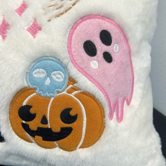 Oeko-Tex | โHey Boo!โ Pillow w/ Ghosts, Bats, Skulls, Pumpkins & Stars - Picture 9 of 12